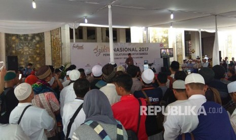 Ustaz Yusuf Mansur saat tausiyah di hari pertama acara Festival Republik. 