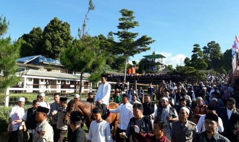 Ustad Abdul Somad saat berkuda diPesantren Eco Tauhid, Daarud Tauhid, Bandung Jawa Barat 