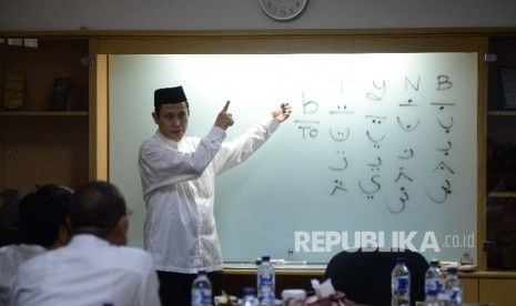 Ustad Achmad Farid Hasan membimbing peserta di pengajian 30 menit bisa membaca Alquran di Kantor Republika, Jakarta.