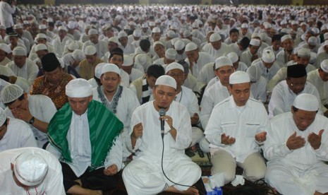 Ustad Arifin Ilham dalam majelis zikirnya