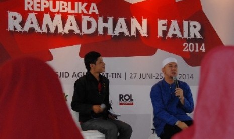 Ustad Erick Yusuf (kanan)memberikan Tausiyahnya kepada sejumlah pengunjung pada Republika Ramadhan Fair 2014 di Masjid Raya At-Tin, Jakarta, Sabtu (28/6).