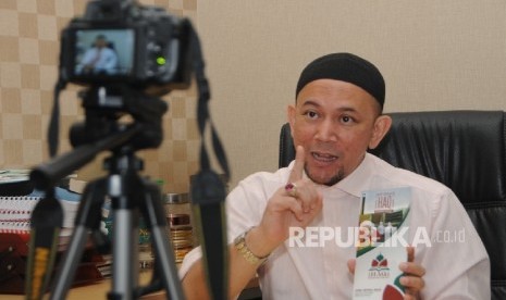 Ustaz Erick Yusuf selaku pembina SMP Kreatif iHAQi Boarding School sedang memberikan penjelasan progres pembangunan SMP Kreatif iHAQi Boarding School, saat berkunjung ke kantor Republika, Jakarta, Selasa (25/8). 