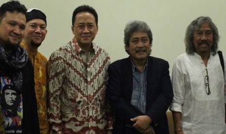 Ustaz Erick Yusuf, Triawan Munaf, Bimbo berfoto bersama usai deklarasi Bandung Music Council (BMC) di Bandung.