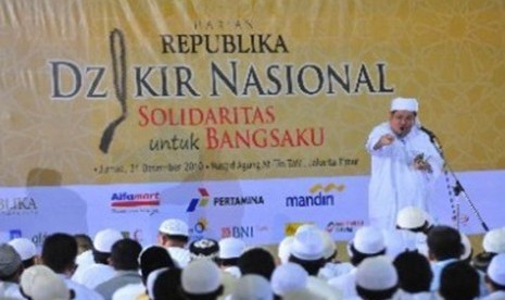 Ustad KH Tengku Zulkarnain memberikan ceramah dalam acara Dzikir Nasional 'Solidaritas untuk Bangsaku' di Masjid At-Tin, Taman Mini Indonesia Indah, Jakarta (31/12).  