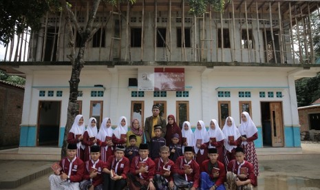 Ustad Khairudin bersama santrinya.