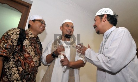 Ustad Muhammad Arifin Ilham berbincang bersama jajaran redaksi harian Republika usai memimpin majelis doa dan dzikir bersama di Masjid Al Latif Pasar Raya Blok M, Jakarta, Rabu (11/11). (Republika/Rakhmawaty La'lang)