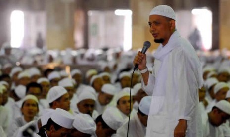 Ustad Muhammad Arifin Ilham ketika memberikan tausiyahnya 