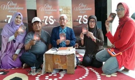 Ustadz A Saefulloh bersama  jamaah pembeli buku 