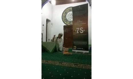 Ustadz A Saefulloh MA membahas fadhilah shalawat saat mengisi halaqah Shubuh di Masjid Riyadhus Sholihin Parung, Bogor, Jawa Barat, Ahad (10/1).