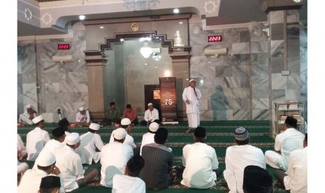 Ustadz A Saefulloh MA memberikan tausiyah pada tabligh akbar yang diadakan di Masjid Besar Al-Barkah Gegesik, Cirebon, Jawa Barat, Sabtu (2/1).