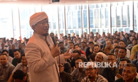  Ustadz Aa. Gymnastiar mengisi ceramah dalam Kajian Zhuhur Ramadhan di Masjid Tarqiyah Taqwa, Telkomsel Smart Office, Jakarta, Rabu (7/6).