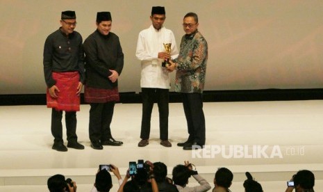 Komisaris Utama Republika Erick Thohir (kedua kiri), mendampingi Ustaz Abdul Somad (kedua kanan) menerima penghargaan Tokoh Perubahan Republika 2017 di Djakarta Theater, Jakarta Pusat, Selasa (10/4). 