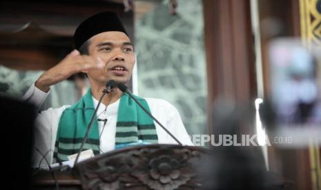 Ustadz Abdul Somad menyampaikan tausiyahnya saat Kuliah Dhuha di Masjid Agung Sunda Kelapa, Jakarta.