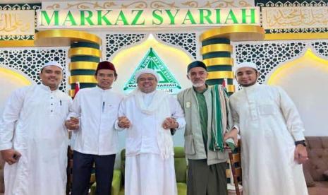 Ustadz Abdul Somad (UAS) bersama Habib Soleh Rotan bersilaturahim dengan Habib Rizieq Shihab (HRS) di Markaz Syariah, Kelurahan Petamburan, Kecamatan Tanah Abang, Jakarta Pusat, Jumat (20/8/2022).