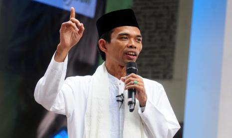 Ustadz Abdul Somad. UAS Beri Arahan Pendidikan Agama dan Adat Guru di Bukittinggi