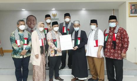 Ustadz Adi Hidayat (UAH) menyalurkan donasi dari rakyat Indonesia sebesar Rp. 6.307.205.389,54 atau Rp 6,3 miliar yang dikhususkan untuk beasiswa pelajar Palestina melalui Badan Amil Zakat Nasional (BAZNAS). Dana tersebut diperoleh dari masyarakat Indonesia yang disalurkan melalui Yayasan Ma’had Islam Rafi’ah Akhyar (MIRA) dan nantinya diserahkan kepada Lembaga Amil Zakat, Infak, Sedekah Muhammadiyah (LazisMu) sebagai mitra pengelola program.