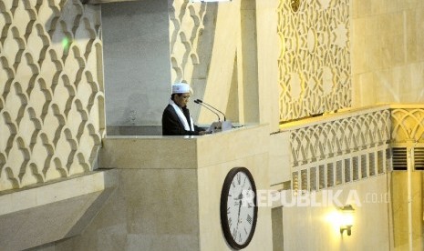  Ustaz Ahmad Mukti Aryo menyampaikan kutbah jumat di Masjid Istiqlal, Jakarta (Ilustrasi)