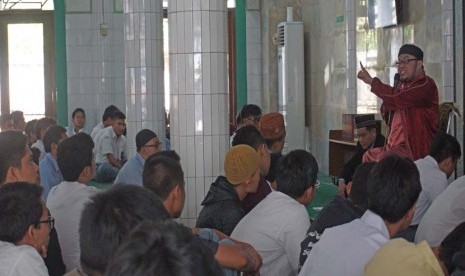 Ustadz Andi Ghalib memberikan ceramah pada halal bihalal SMA Bosowa Bina Insani di Masjid Al-Ikhlas Kampus Bosowa Bina Insani, Bogor, Senin (3/8).