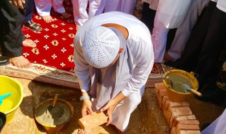 Ustadz Arifin Ilham meletakkan batu pertama pembangunan Masjid Agung Kota Batam yang bernama Masjid Syekh Abdurrahman Syah.