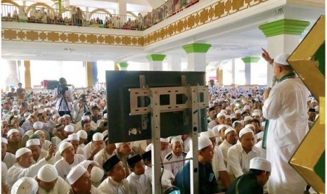 Ustadz Arifin Ilham memimpin tausiyah zikir di Masjid Az-Zikra Sentul, Bogo, Jawa Barat, Ahad (5/3/2017).