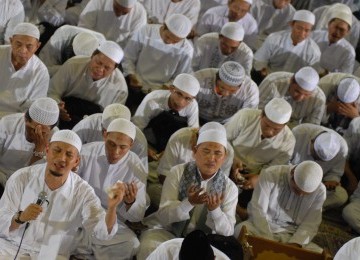 Ustadz Arifin Ilham memimpin zikir.