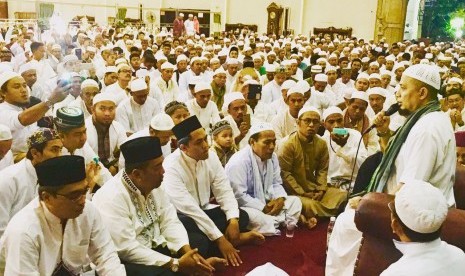 Ustadz Arifin Ilham memimpin zikir di Masjid Agung Banjar Baru, Kalimantan Selatan. 