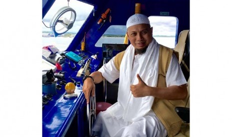 Ustadz Arifin Ilham menjadi nakhoda dadakan Kapal Marina Express 88 dalam perjalanan pulang dakwah di Papua Barat, Senin (25/7/2016).