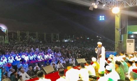 Ustadz Arifin memimpin acara zikir shalawat di Palangkaraya, Kalimantan Tengah, bersama Habib Muhammad Syahab, Habib Abdullah dan Gubernur Kalteng Sugianto Sabran.