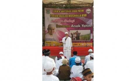 Ustadz Arifin memimpin zikir