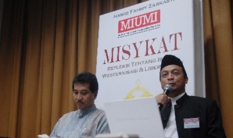 Ustadz Bachtiar Nasir (kanan) saat jumpa pers Grand Launching 