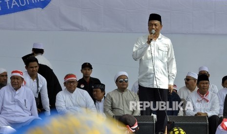 Ustaz Bachtiar Nasir memberikan tausiahnya saat acara Tabligh Akbar dengan tema “Pesantren Perekat NKRI” di Lapangan Gasibu, Jalan Diponegoro, Kota Bandung, Senin (12/12).