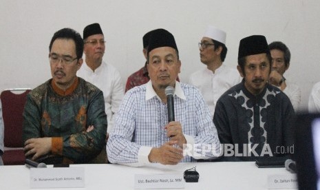 Ustadz Bachtiar Natsir (tengah) bersama Ketua Dewan Ekonomi Syariah 212 M Syafi'i Antonio (kiri) memberikan keterangan dalam konferensi pers peluncuran Koperasi Syariah 212 di Masjid Andalusia, Sentul, Kabupaten Bogor, Jumat (6/1)