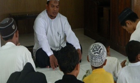 Ustadz Bahari dan santrinya