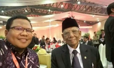 Ustadz Buchory Muslim (kiri) dan KH Hasyim Muzadi.