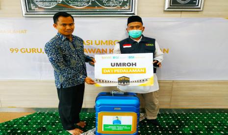 Ustadz Bukhori Muslim Dai Tangguh BMH menerima hadiah umrah dari Bank Syariah Indonesia.