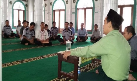 Ustadz Dedi Supriadi mengisi pengajian karyawan Sekolah Bosowa Bina Insani (SBBI) Bogor, Rabu (26/8).