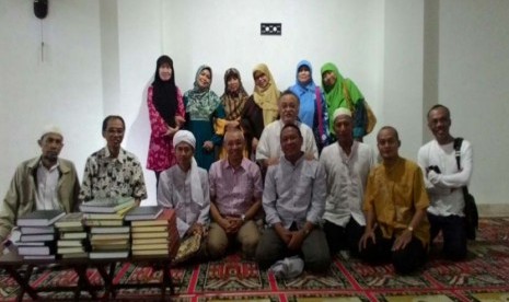 Ustadz Dr Achmad Nawawi bersama jamaah pengajian tafsir yang diadakan di Masjid Alumni IPB Bogor, Mei 2016. 