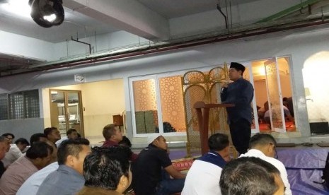 Ustadz Dr Sutrisno Muslimin MSi memberikan kuliah Zhuhur di Masjid Rahmatan Lil'alamin Gedung Graha Inti Fauzi Jakarta, Rabu (15/6).