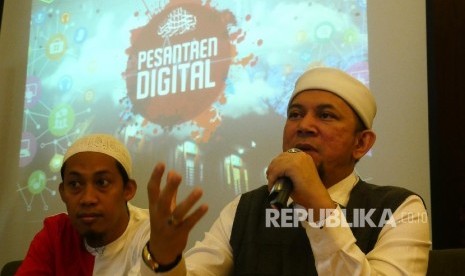 Ustadz Erick Yusuf (kanan) didampingi Tim medsos Pesantren Digital Habibie Yukejaen, menyampaikan paparannya pada acara Grand Lounching Pesantren Digital di Jakarta, Jumat (27/1). 