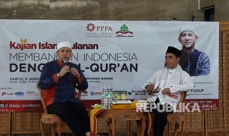 Ustadz Erick Yusuf memberikan tausyiah dalam Kajian Islam Bulanan 'Membangun Indonesia dengan Alquran' yang diselenggarakan oleh PPPA Daarul Quran dan pengurus Masjid Abdurrahman Basuri, di Masjid  Abdurrahman Basuri, Kecamatan Sindang, Kabupaten Indramayu,  Sabtu (6/1). 