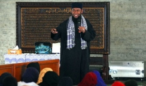 Ustadz Fadzlan Garamatan.