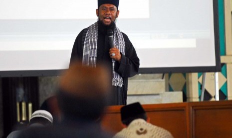 Ustadz Faldan Garamatan memberikan tausiyahnya kepada para jamaah di Masjid Pondok Indah, jakarta, Selasa (20/3).