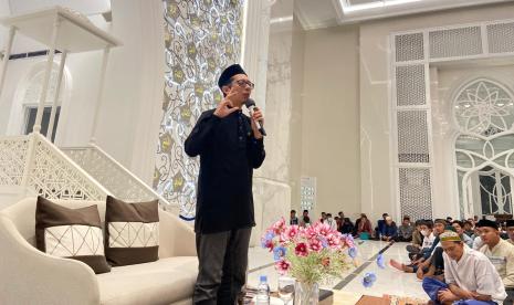 Ustadz Handy Bonny mengajak pemuda tak takut nikah.