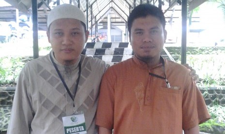 Ustadz Jumardan (kiri) bersama Ustadz Misbahudin