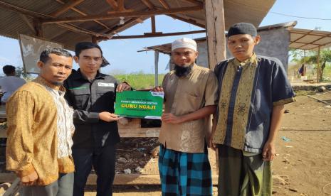 Ustadz Muhajirin (kedua dari kanan), menerima paket sembako yang diserahkan pengurus Pos Dai.