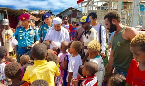 Ustadz Muhammad Arifin Ilham bersama anak-anak suku Asmat. 