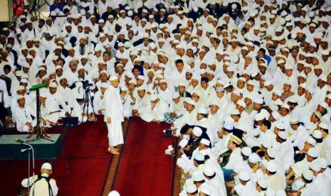 Ustadz Muhammad Arifin Ilham bersama jamaah majelis ilmu.