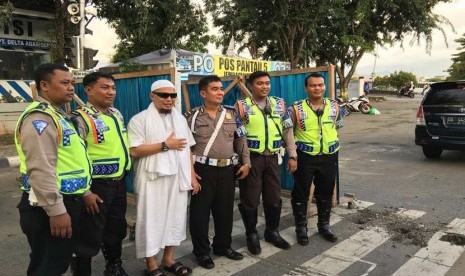 Ustadz Muhammad Arifin Ilham bersama para polisi yang piket Idul Fitri 1437 H di Kota Banjarmasin, Kalimantan Selatan.