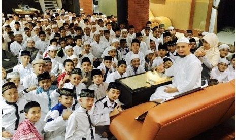 Ustadz Muhammad Arifin Ilham bersama para santri Pondok Pesantren Az-Zikra Gunung Sindur, Bogor, Jawa Barat.