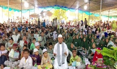 Ustadz Muhammad Arifin Ilham bersama ribuan anak yatim piatu pada acara zikir dan doa di Serpong, Tangsel, Ahad (12/6).